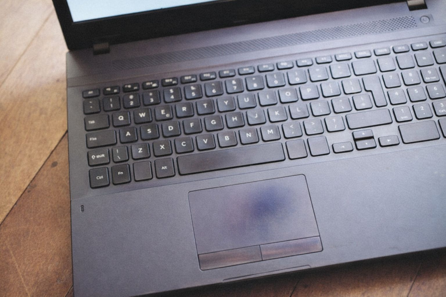 Närbild på en bärbar dator som används för digitala fordonsauktioner.